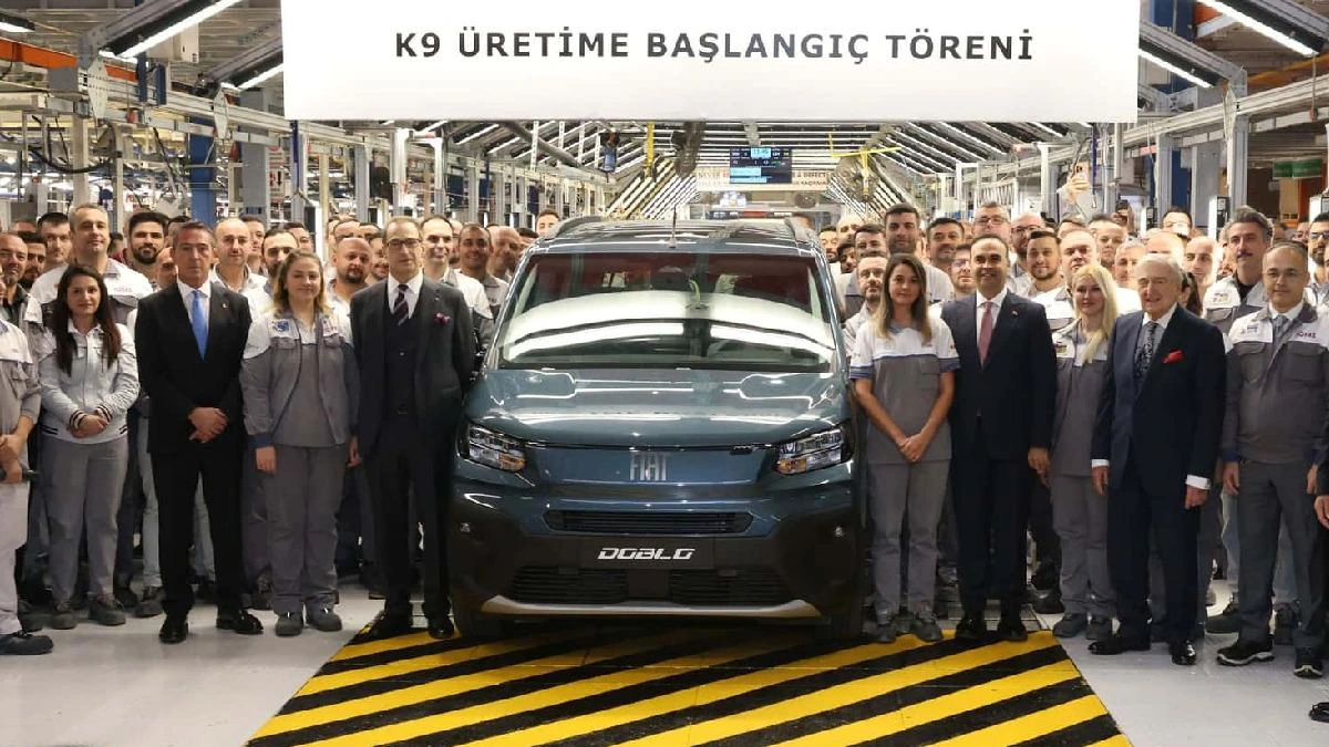K9 üretime başlangıç töreninde Fiat Doblo, fabrika çalışanları ve davetlilerin önünde sergileniyor.