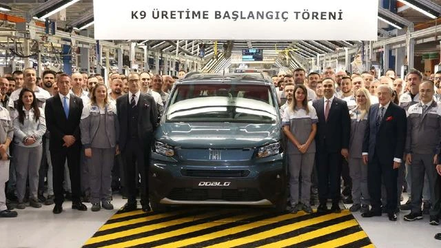 Bursa’daki K9 üretime başlangıç töreninde Fiat Doblo, fabrika çalışanları ve davetlilerin önünde duruyor.