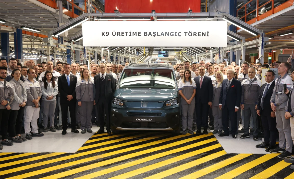 K9 üretim başlangıç töreninde Tofaş fabrikasında sergilenen Fiat Doblo ve çalışanlar
