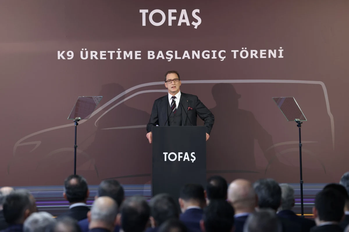 Tofaş K9 üretime başlangıç töreninde kürsüde konuşma yapan kişi