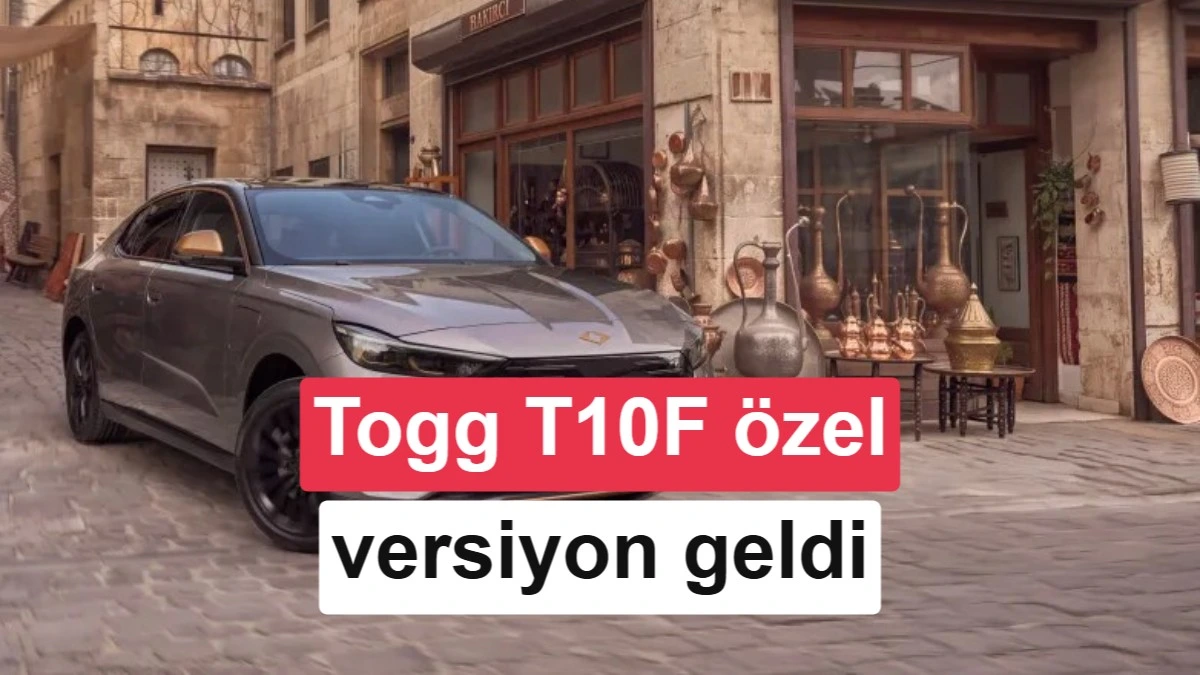 Togg T10F 4More, taş döşeli bir sokakta dükkânların önünde duruyor