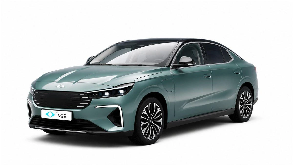 Açık yeşil Togg T10F fastback, beyaz fonda önden ve yandan görünüm