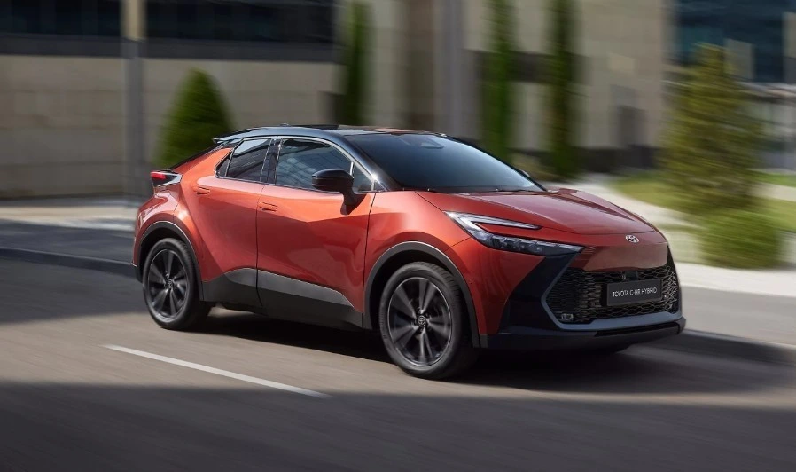Yolda ilerleyen kırmızı Toyota C-HR