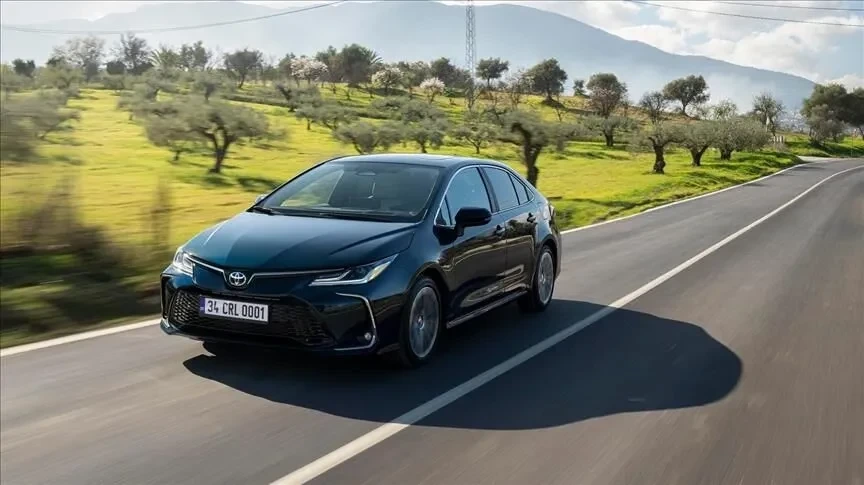 Yolda ilerleyen siyah Toyota Corolla