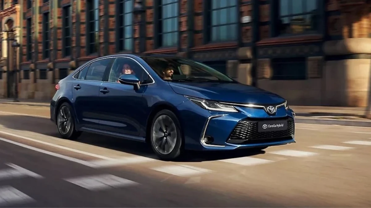 Mavi Toyota Corolla sedan şehir içinde ilerliyor
