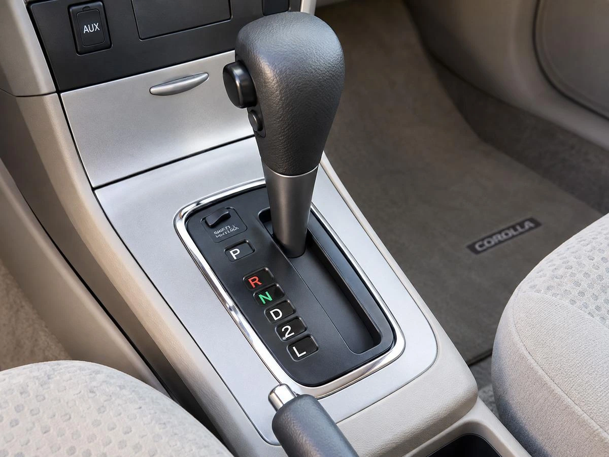 Toyota Corolla içindeki otomatik vites kolu