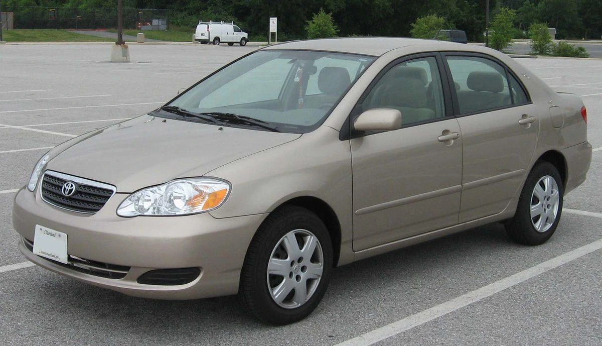 Bej Toyota Corolla sedan