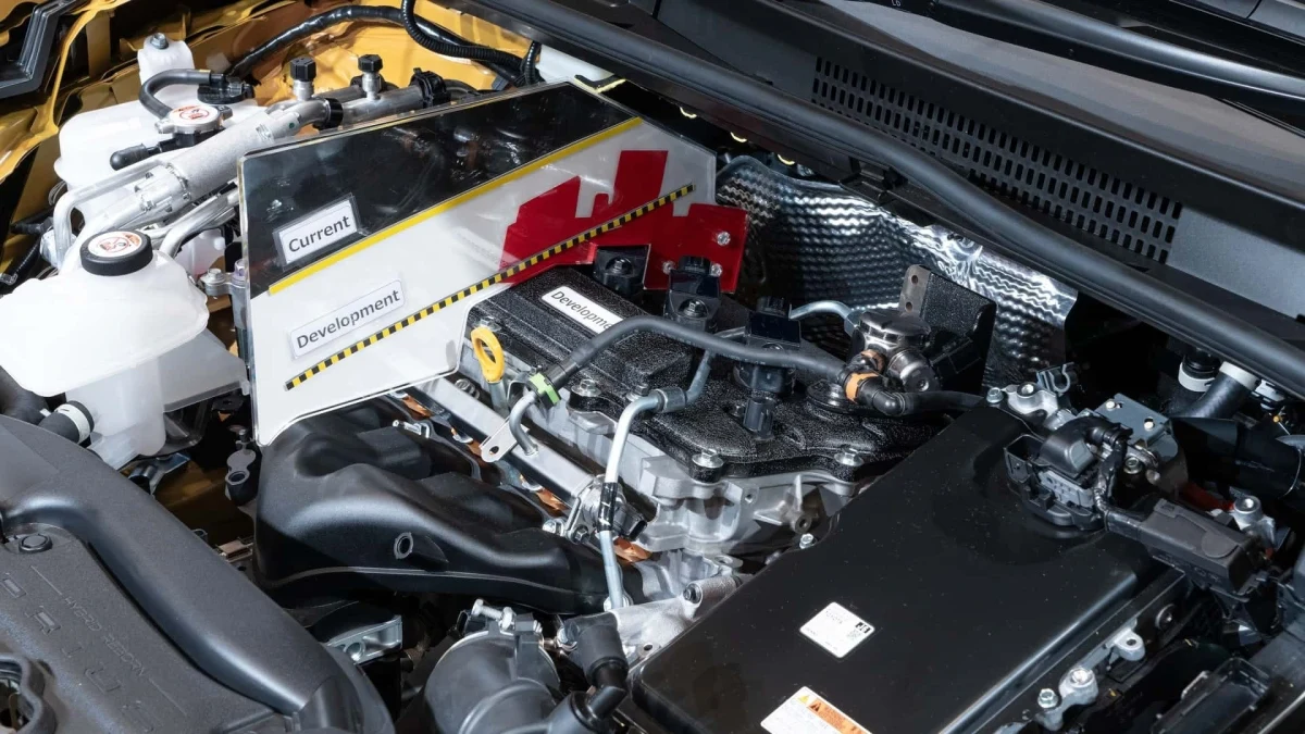 Motor bölmesinde görülen hibrit güç aktarma sistemi bileşenleri