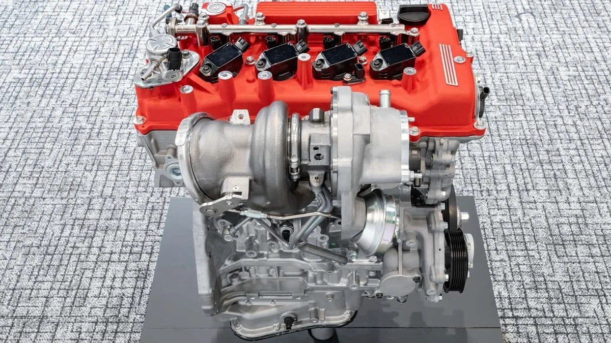 Kırmızı üst kapağı ve turbo bileşenleri görülen otomobil motoru