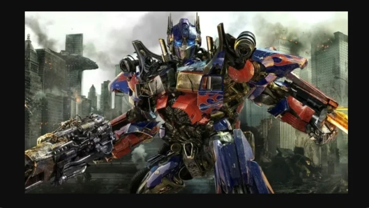 Transformers filminden Optimus Prime’ın şehir manzarası önünde görüldüğü sahne
