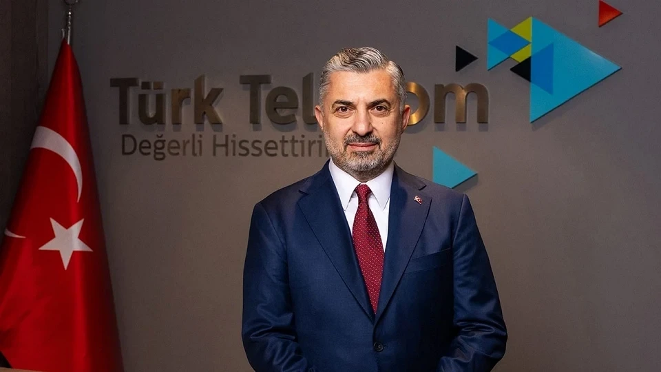 Türk Telekom CEO’su Ebubekir Şahin, Türk Telekom logosu ve Türk bayrağı önünde