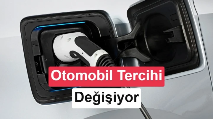 Elektrikli otomobilin şarj girişine kablo takan bir kişi