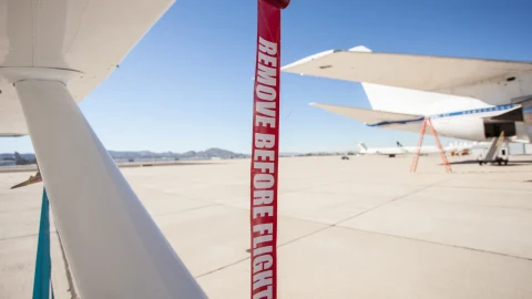 Uçaklardaki kırmızı “Remove Before Flight” şeritleri ne işe yarıyor?
