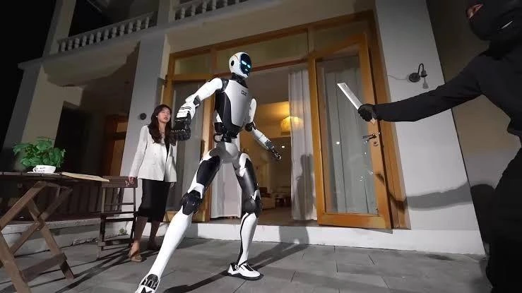 Unitree H2-X robotu, bir kişinin karşısında savunma pozisyonunda duruyor.