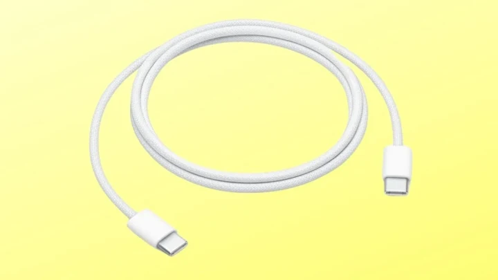 Sarı arka plan üzerinde iki USB-C ucu bulunan beyaz kablo