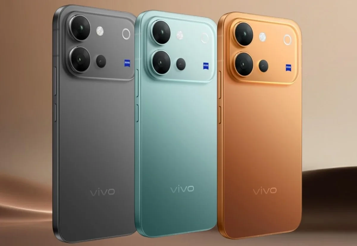 Vivo V80 telefonun siyah, açık mavi ve turuncu renk seçenekleri