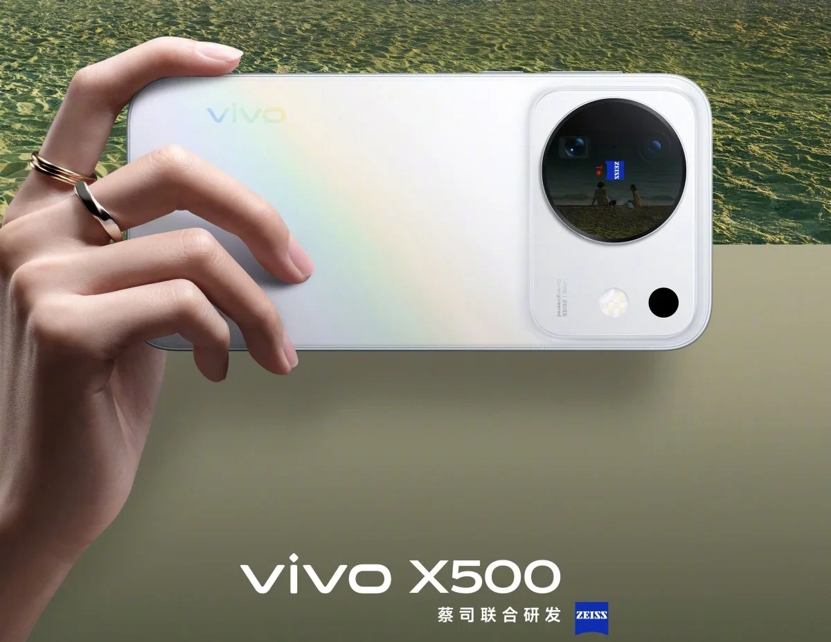 Vivo X500 serisi ibaresi bulunan beyaz bir telefonun arka yüzü