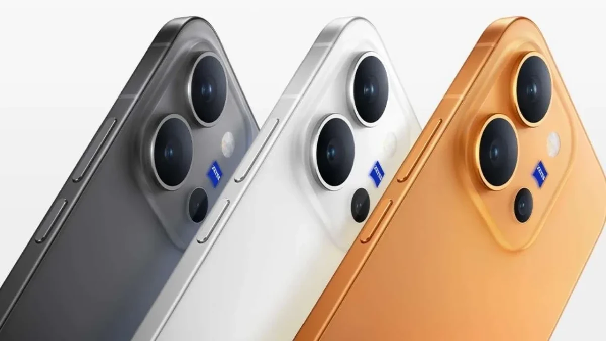Gri, beyaz ve turuncu renklerde üç akıllı telefonun arka kamera bölümlerini gösteren tanıtım görseli