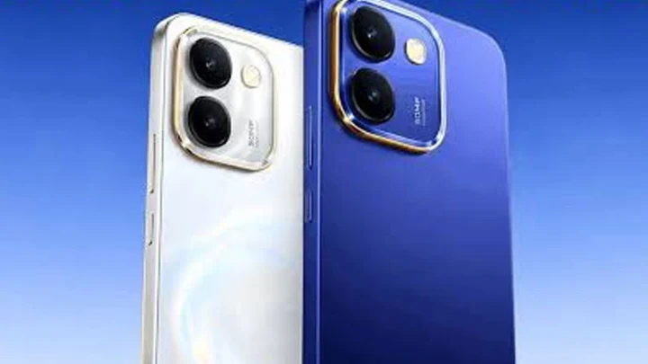 Beyaz ve mavi renkli Vivo telefonların arka yüzleri