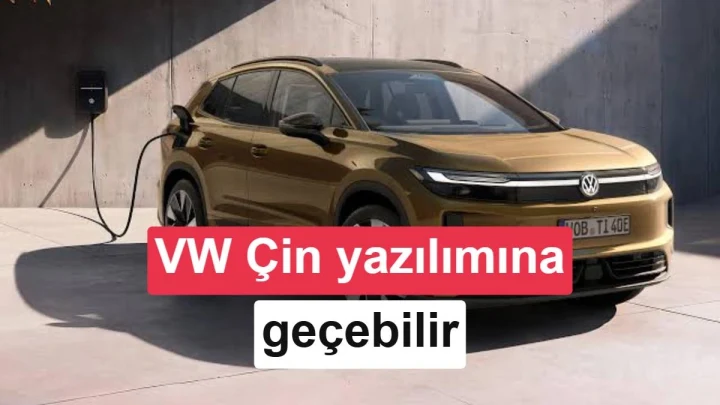 Volkswagen SUV, duvar önünde şarj ünitesine bağlı halde duruyor