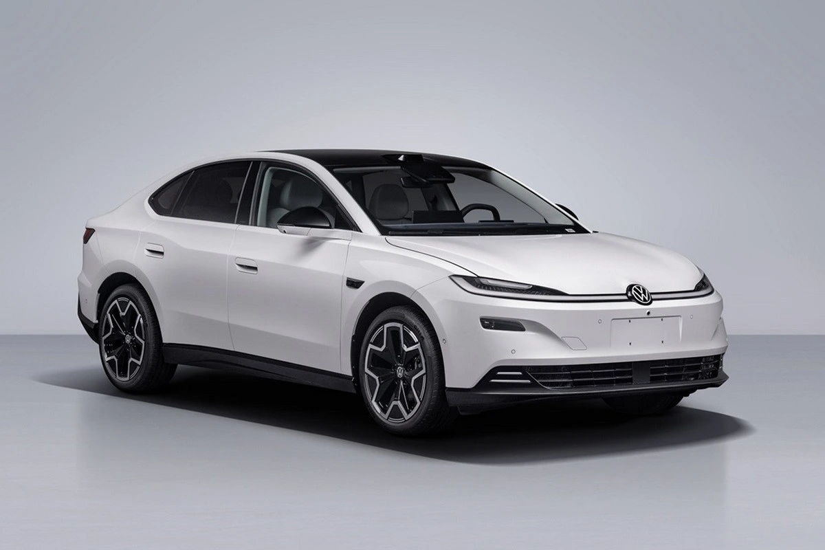 Beyaz renkli Volkswagen elektrikli sedanın önden üç çeyrek görünümü