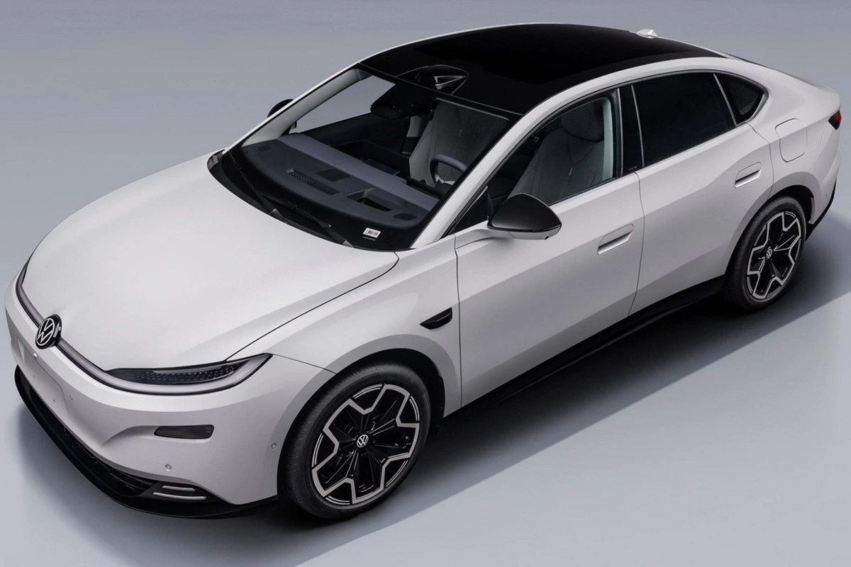Panoramik cam tavanı görünen beyaz Volkswagen elektrikli sedan