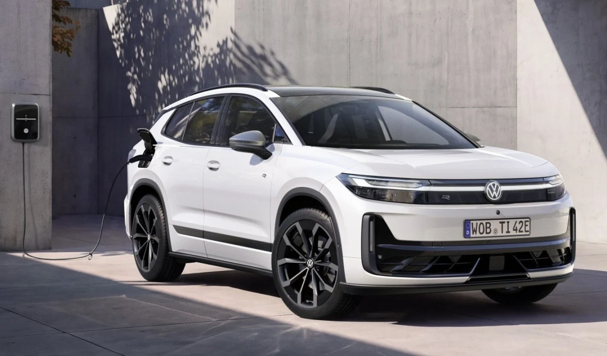 Şarj kablosu bağlı beyaz Volkswagen elektrikli SUV’un önden görünümü