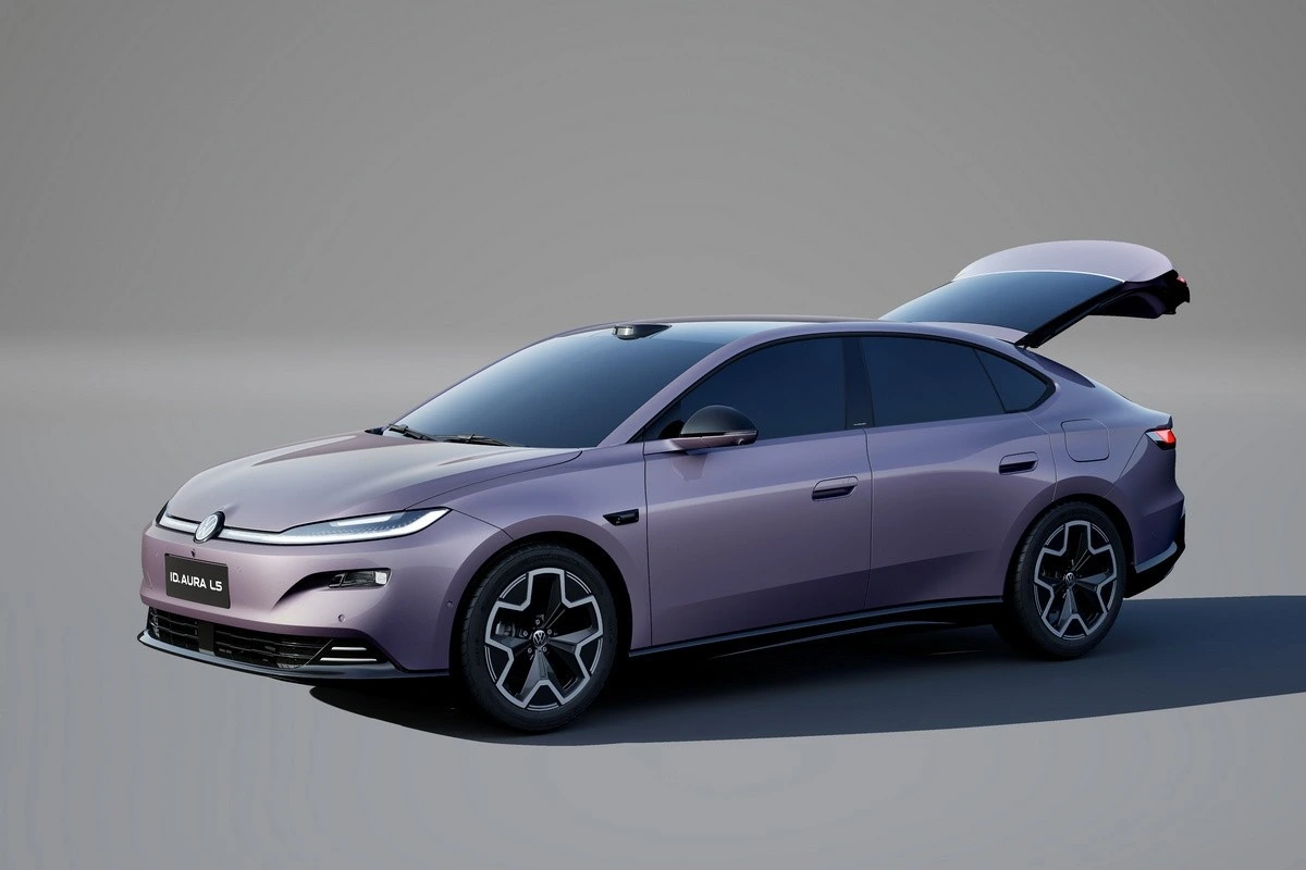 Bagaj kapağı açık Volkswagen ID. Aura L5’in önden ve yandan görünümü