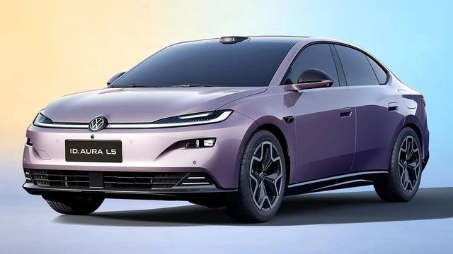 Mor renkli Volkswagen ID. AURA L5 elektrikli liftback otomobilin önden ve yandan görünümü