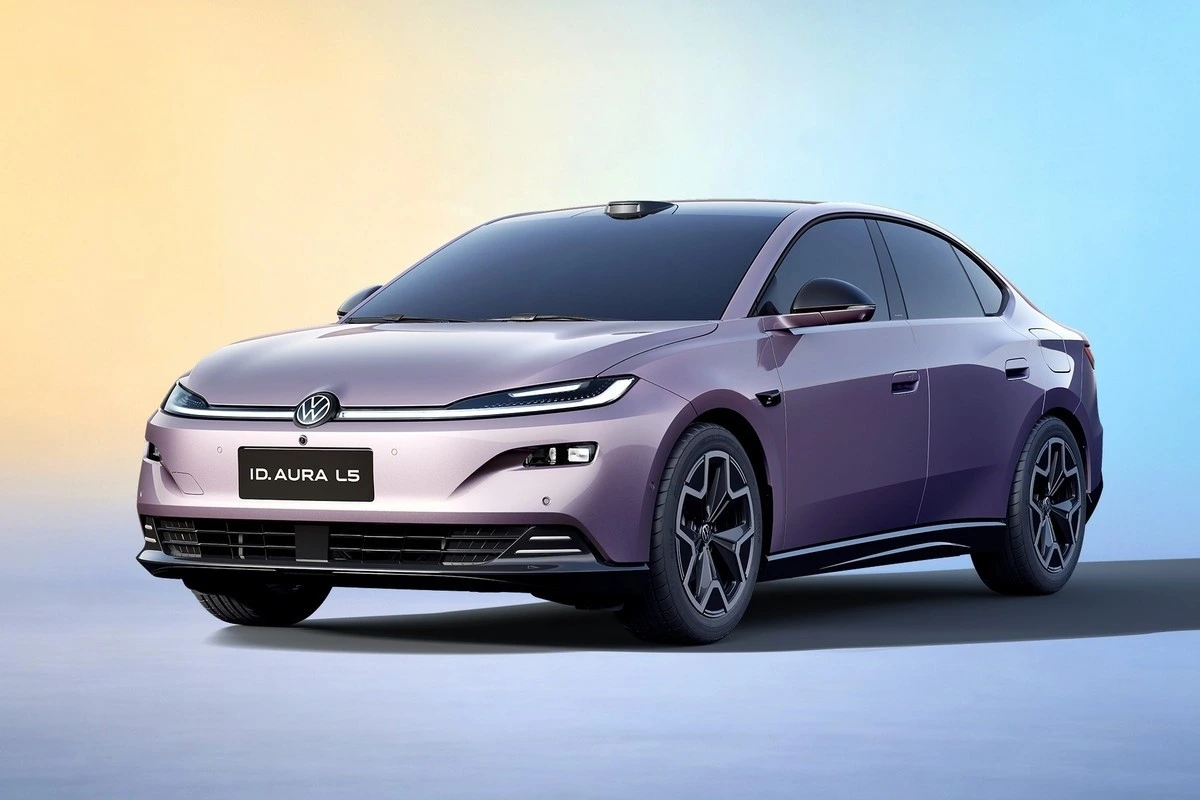 Mor renkli Volkswagen ID. Aura L5’in önden üç çeyrek görünümü