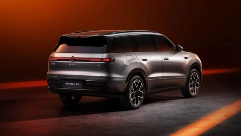 Volkswagen ID. Era 8X’in arkadan ve yandan görünümü