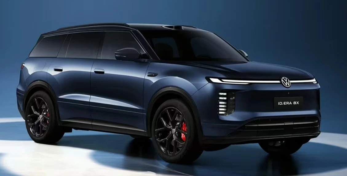 Mavi Volkswagen ID. Era 8X SUV'nin önden ve yandan görünümü