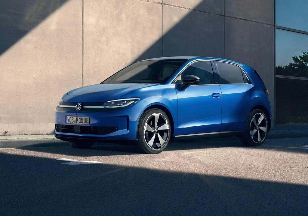 Beton duvar önünde duran mavi renkli Volkswagen ID. Polo