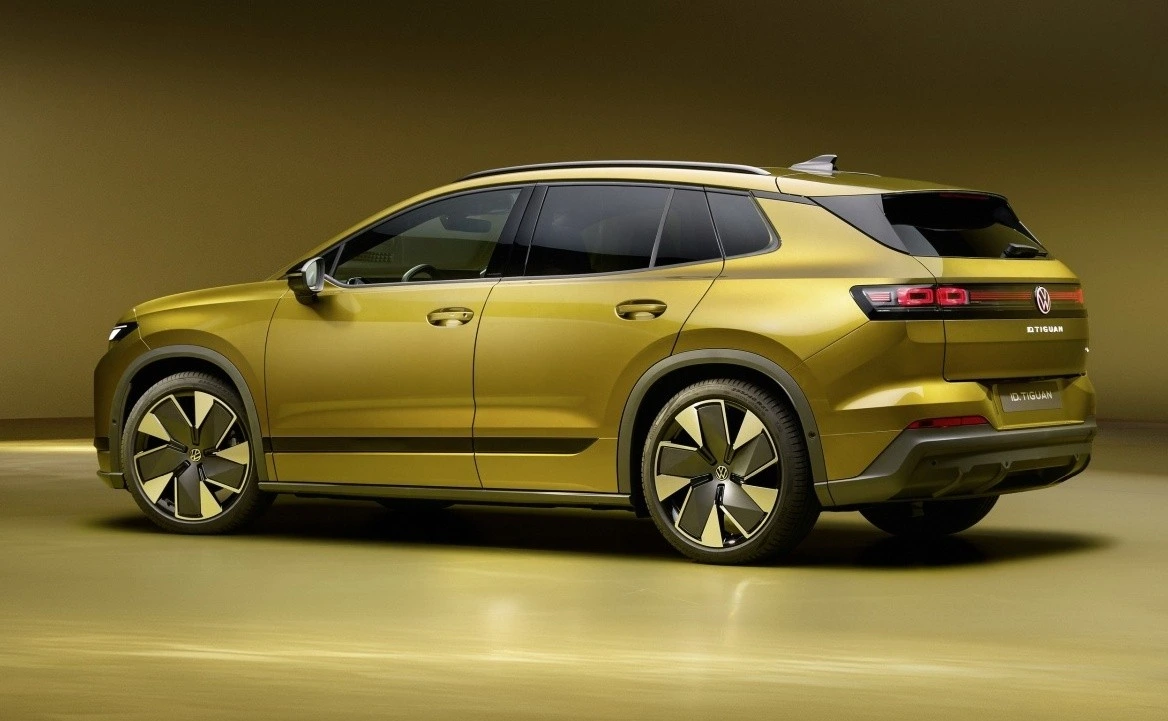 Sarı Volkswagen ID. Tiguan’ın yandan ve arkadan görünümü