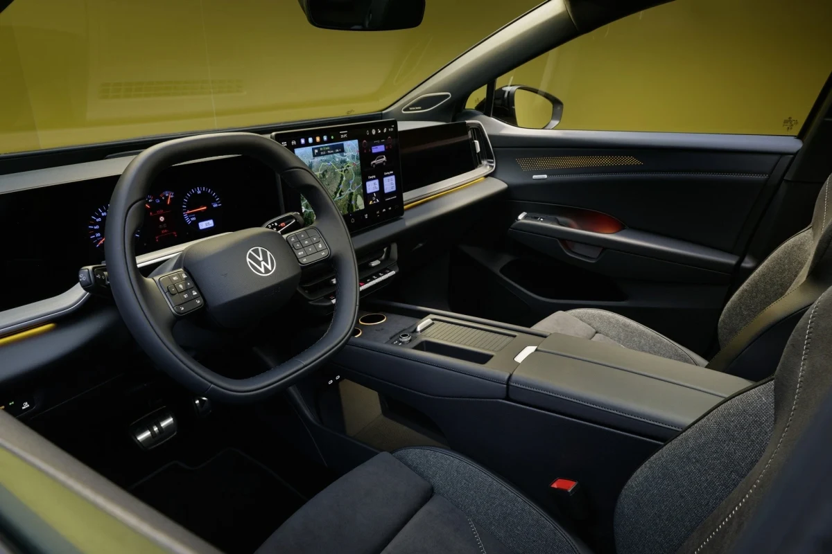 Volkswagen ID. Tiguan’ın direksiyon, ekranlar ve orta konsolunu gösteren iç mekânı