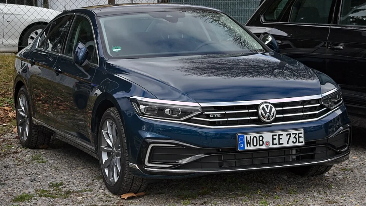 Koyu mavi Volkswagen Passat sedan