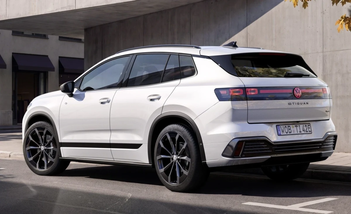 Beyaz Volkswagen SUV’un arkadan ve yandan görünümü