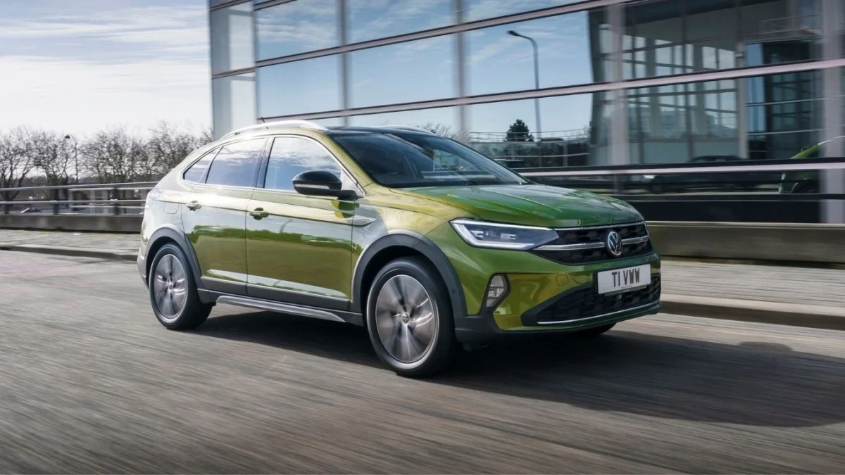 Yeşil Volkswagen Taigo yolda ilerliyor
