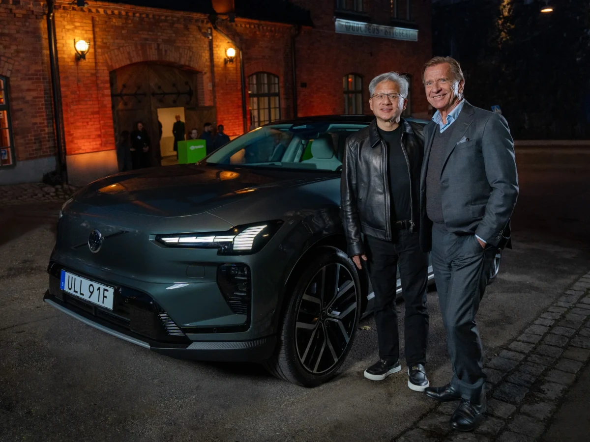 Volvo otomobilinin yanında duran Nvidia CEO’su Jensen Huang ve Volvo CEO’su Håkan Samuelsson