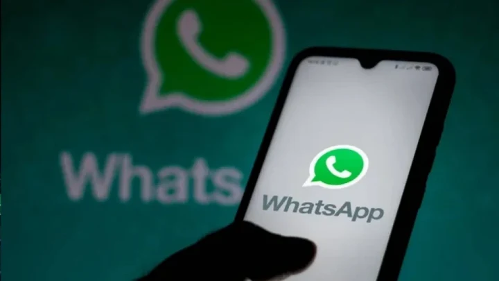 WhatsApp logosu görünen bir akıllı telefon ekranı