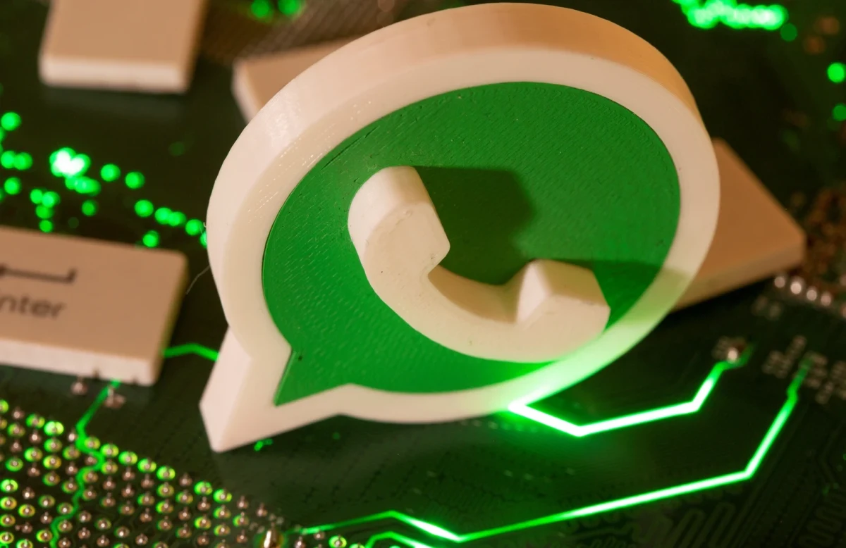 Devre kartı üzerinde üç boyutlu WhatsApp logosu
