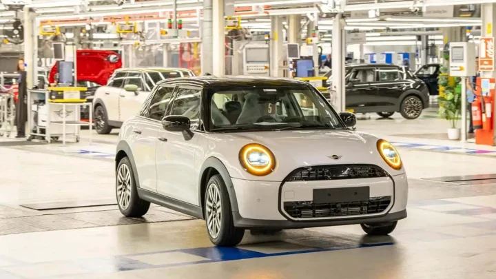 Montaj hattında görülen beyaz kompakt elektrikli otomobil