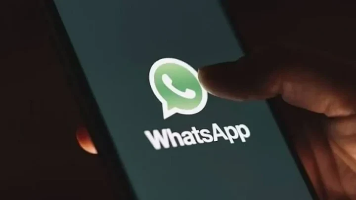 Bir kişinin elinde WhatsApp logosu bulunan telefon ekranı