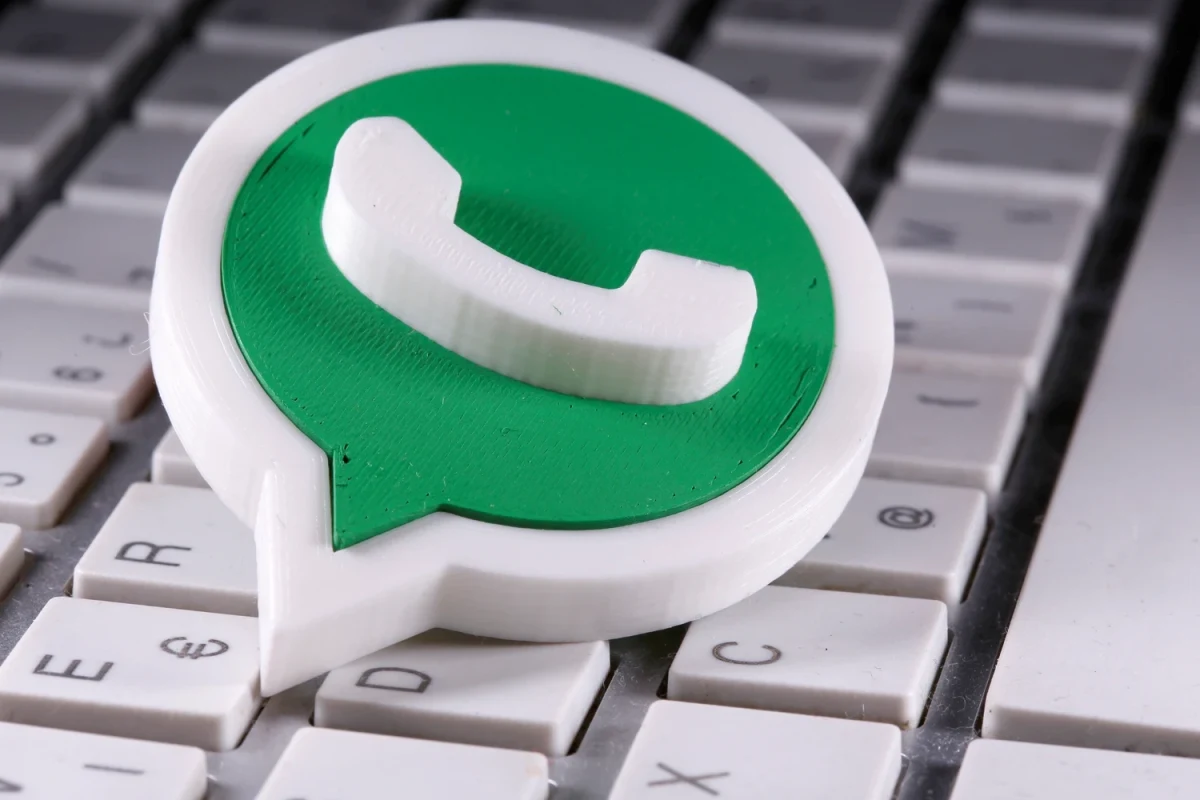 Klavye üzerinde duran WhatsApp logosu