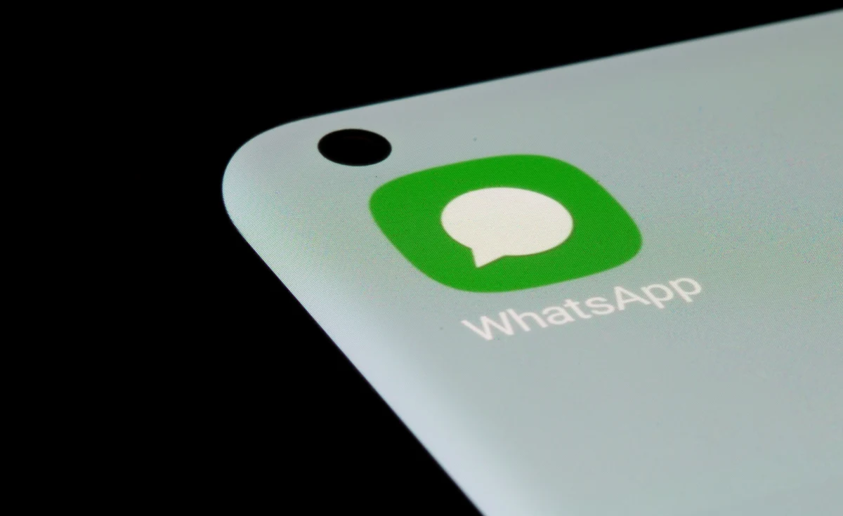 Telefon ekranında WhatsApp uygulama simgesi