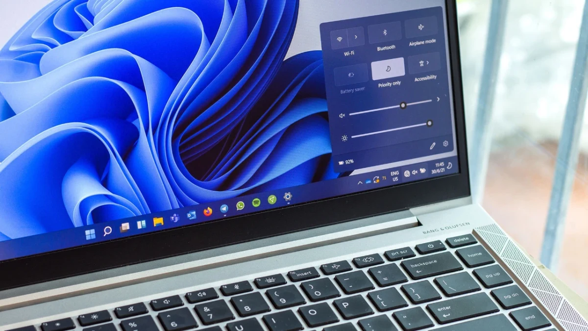 Windows 11 arayüzü açık bir dizüstü bilgisayarın ekranı ve klavyesi