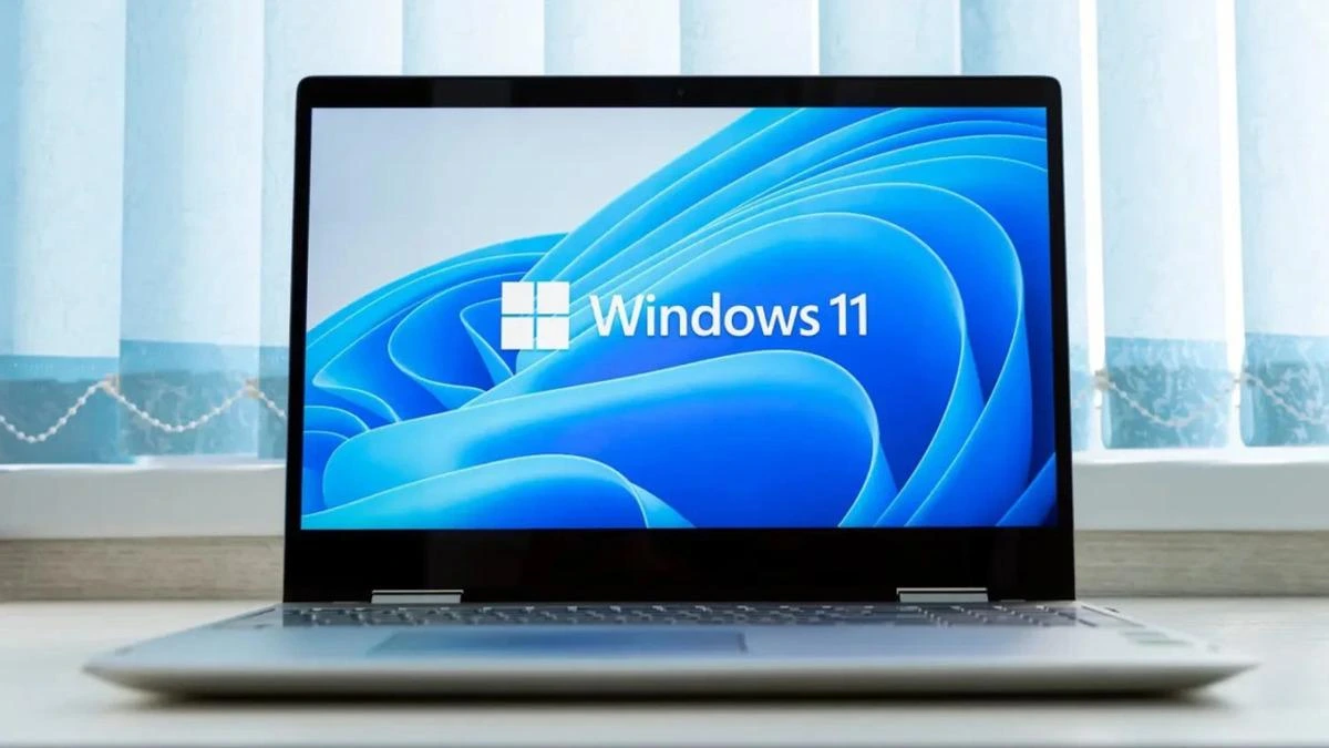 Windows 11 logosu açık bir dizüstü bilgisayar ekranında