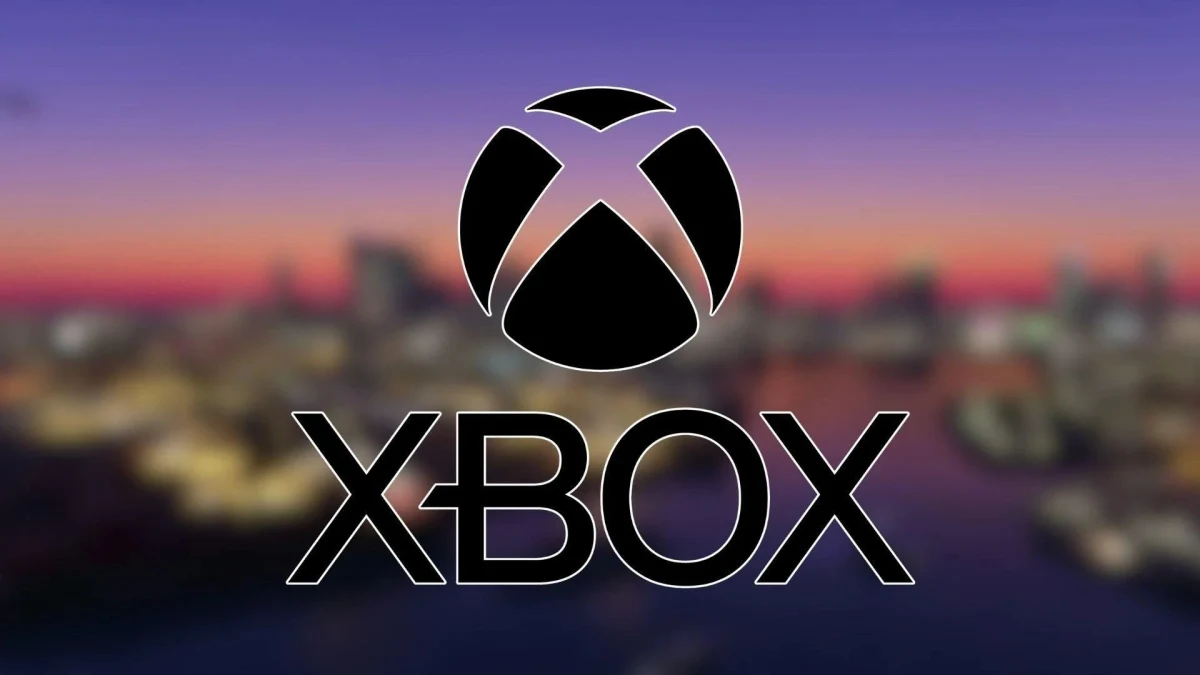 Bulanık şehir manzarası önünde Xbox logosu