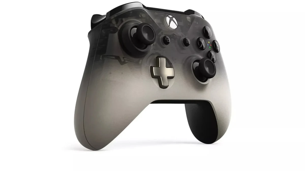 Beyaz zemin üzerinde siyah ve gri renkli Xbox oyun kumandası