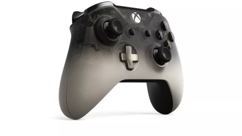 Beyaz zemin üzerinde siyah ve gri renkli Xbox oyun kumandası